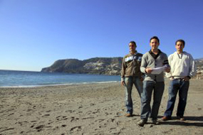 Juan Carlos Cacín, Jorge Lorenzo Barbero y Marcos Garciolo Muñoz, de la nueva asociación por la segregación, en la playa de La Herradura.
