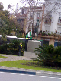 Policía Local quitando la bandera andaluza a la estatua del Marqués del Duero.