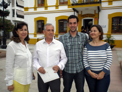 Miembros de IU en una de sus visitas a San Pedro Alcántara.