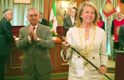 Enrique Monterroso junto a la alcaldesa de Marbella.