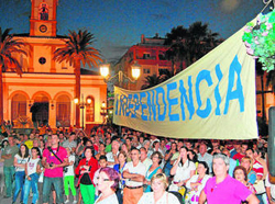 Cientos de personas, anoche bajo la pancarta reivindicativa de San Pedro Alcántara.