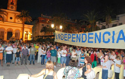 Los manifestantes portaban pancartas de rechazo a la decisión de la Junta andaluza.  P. S.